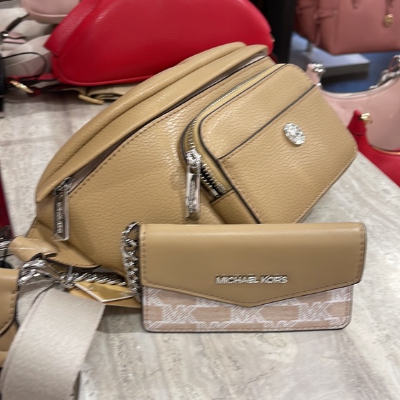 MICHAEL KORS
Maisie Large Pebbled Leather 2-in-1 Sling Pack
Camel
NWT - Picture 6 of 16